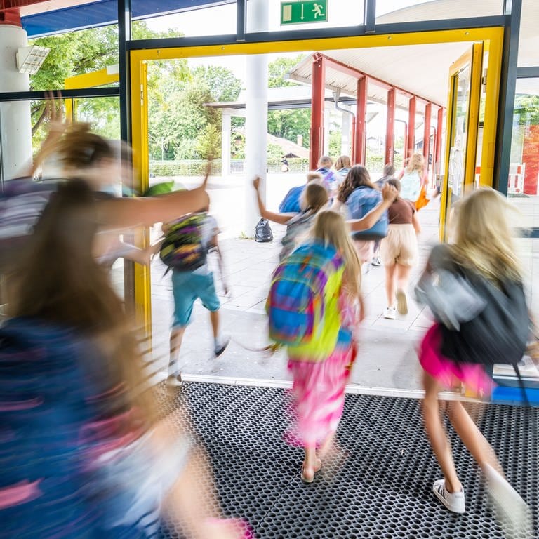 Schüler rennen aus einem Schulgebäude (Foto: dpa Bildfunk, picture alliance/dpa | Philipp von Ditfurth)