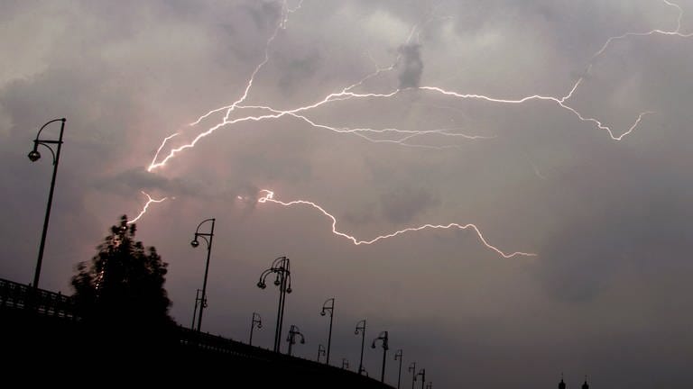Gewitter und Blitze über der Theodor-Heuss-Brücke in Mainz (Foto: picture-alliance / Reportdienste, Picture Alliance)