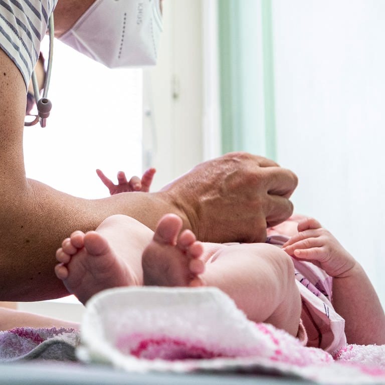 Ein Kinder- und Jugendarzt verabreicht einem Kleinkind eine Impfung.