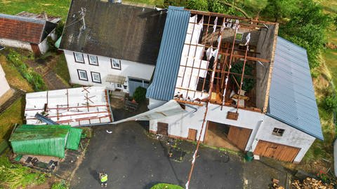 Bei einem Haus mit Scheune in Henau (Rhein-Hunsrück-Kreis) wurde das Dach bei einem Gewitter abgedeckt. 