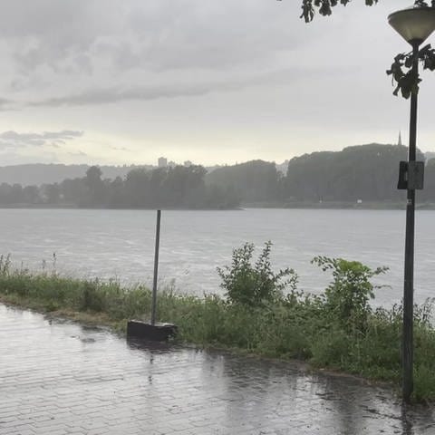 leichter Regen am Rheinufer