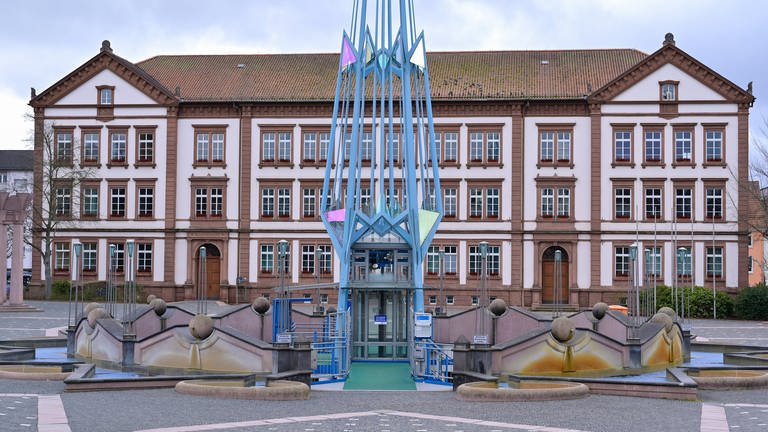 Das Rathaus in Pirmasens, weiter die Stadt mit den höchsten Schulden in Deutschland.