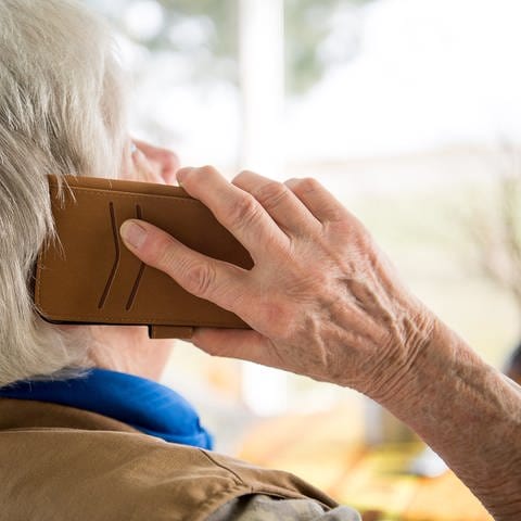 Eine Seniorin telefoniert mit ihrem Smartphone.  (Foto: dpa Bildfunk, picture alliance/dpa | Sebastian Gollnow)