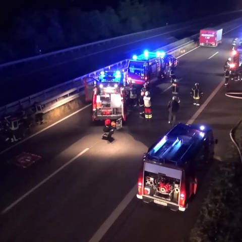 Autounfall nachts auf der Autobahn