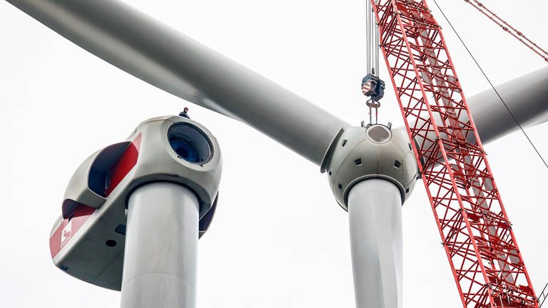 Aufbau eines neuen Windrades - in RLP geht der ausbau der Windkraft weiter nur schleppend voran (Foto: picture-alliance / Reportdienste, picture alliance / Rupert Oberhäuser | Rupert Oberhäuser)