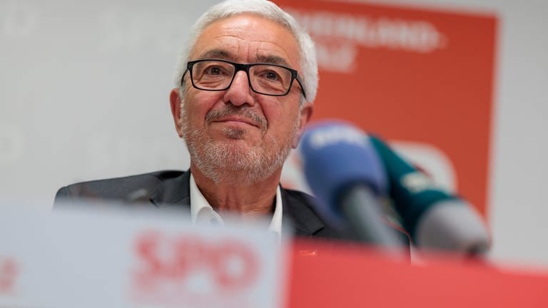 Roger Lewentz will SPD-Parteichef in Rheinland-Pfalz bleiben. Der 60-Jährige kündigte am Freitag in Mainz an, auf dem Landesparteitag im November erneut für das Amt zu kandidieren.  (Foto: picture-alliance / Reportdienste, picture alliance/dpa | Jörg Halisch)