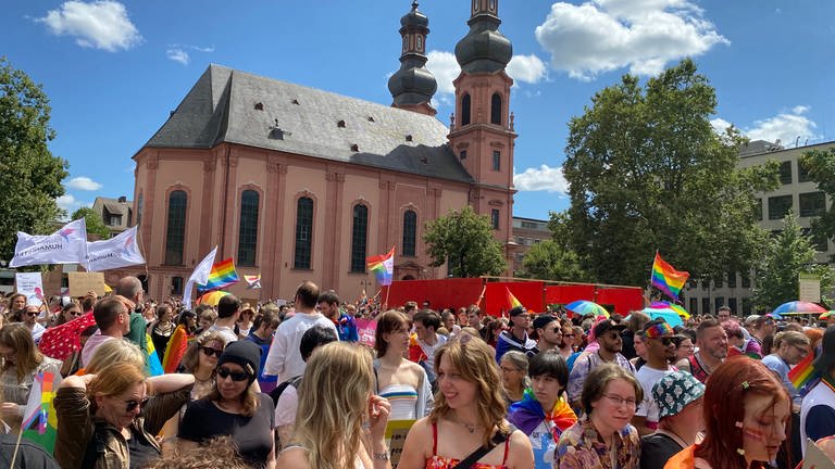 CSD in Mainz: Menschen demonstrieren friedlich vor der St.Peter-Kirche. (Foto: SWR, SWR/Nadine Luft)