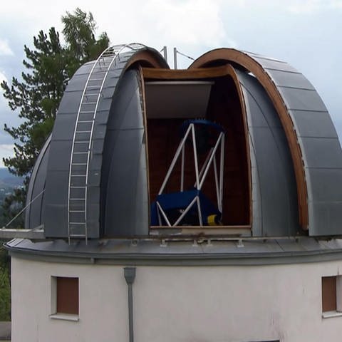 eine geöffnete Beobachtungskuppel einer Sternwarte