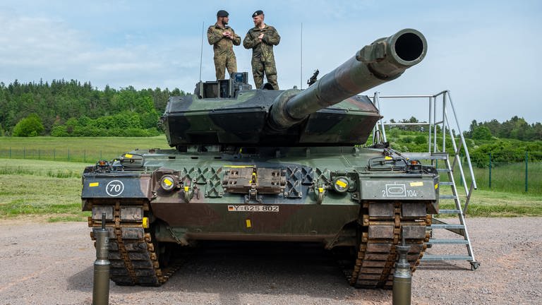 Ein Kampfpanzer vom Typ Leopard II A6 des Panzerbatallions 104