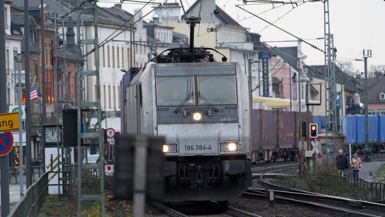 Ein Güterzug rollt durch Rüdesheim.