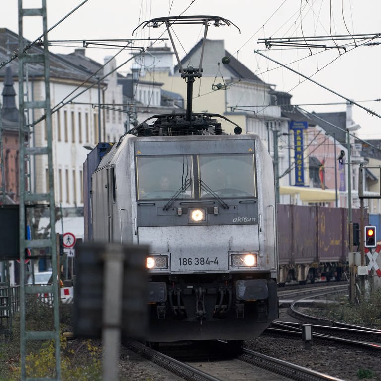 Ein Güterzug rollt durch Rüdesheim. (Foto: dpa Bildfunk, picture alliance/dpa | Thomas Frey)