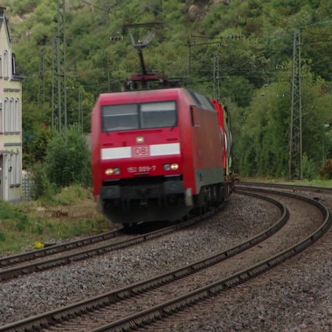 Zug fährt ein (Foto: SWR, SWR)