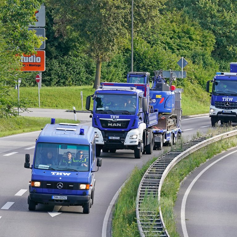 Kolonne mit THW-Fahrzeugen auf der Autobahn  (Foto: dpa Bildfunk, picture alliance/dpa | Uwe Lein)