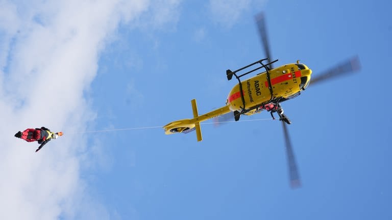 Hubschrauber-Rettungsübung mit Seilwinde (Foto: dpa Bildfunk, picture alliance/dpa/ADAC Luftrettung | Thomas Frey)