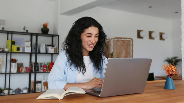 Symbolbild: Eine Studentin sitzt vor einem Laptop.