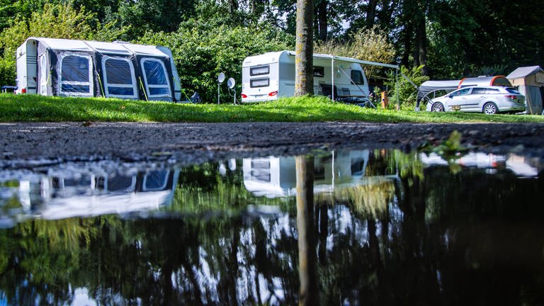 Camping bei Regen (Foto: picture-alliance / Reportdienste, Jens Büttner)