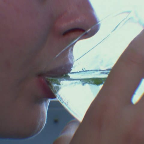 Wasserglas wird getrunken