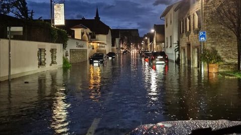 In Bodenheim stand am Mittwochabend eine Straße unter Wasser.