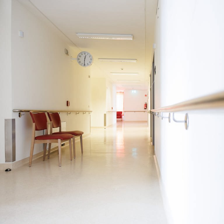 Ein leerer Flur in einem Krankenhaus (Foto: dpa Bildfunk, picture alliance/dpa | Friso Gentsch)