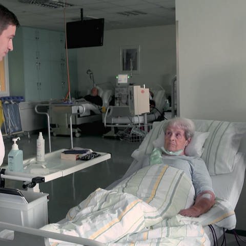 medizinisches Fachpersonal im Gespräch mit einer Patientin