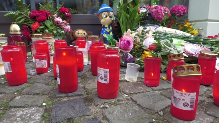 Blumen und Kerzen liegen am Tatort von Wittlich