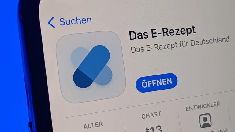 Die E-Rezept-App im App Store von Apple auf einem iPhone 12. (Foto: dpa Bildfunk, picture alliance/dpa | Christoph Dernbach)