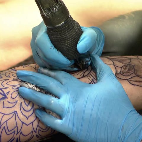 ein Tattoo wird gestochen (Foto: SWR)