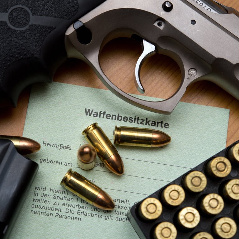 1000 Rechtsextreme in Deutschland dürfen legal eine Waffe besitzen - 93 davon leben laut SWR-Informationen in RLP (Foto: dpa Bildfunk, Picture Alliance)