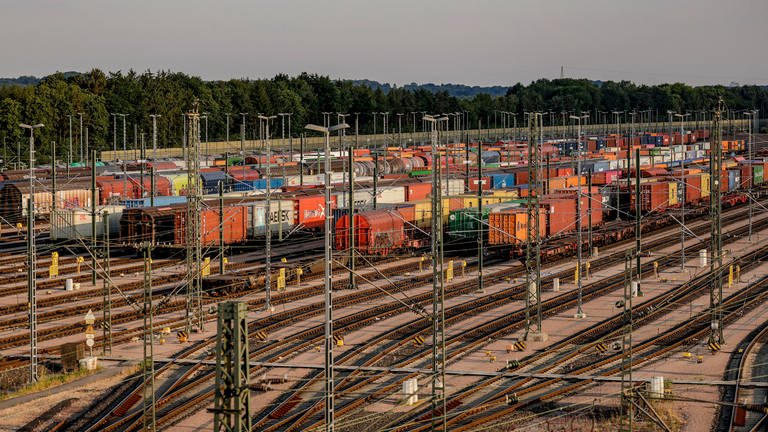 Güterzüge in einem Bahnhof (Foto: picture-alliance / Reportdienste, Picture Alliance)