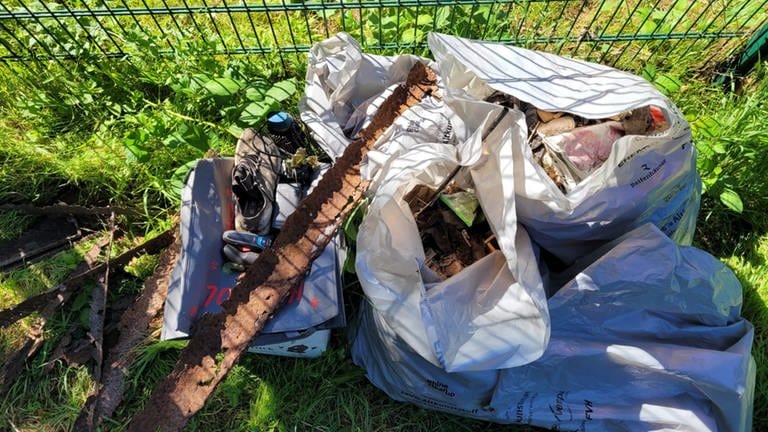 Volle Mülltüten, die bei der RhineCleanUp Aktion an der Nahe gesammelt wurden. (Foto: Boris Roßkopf, Jens Wichmann)