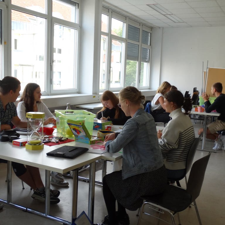 Studierende der Uni Landau helfen zum Schulstart an der Gräfenauschule in Ludwigshafen. (Foto: SWR)
