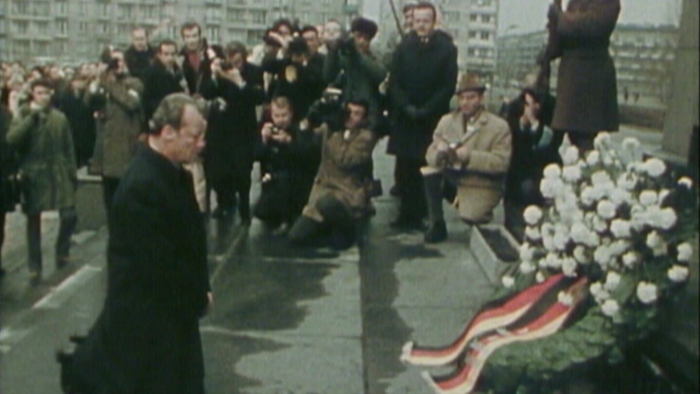 Willy Brandts Kniefall vor dem Mahnmal im Warschauer Ghetto 1970 (Foto: SWR)