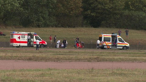 Das Sandbahnrennen im pfälzischen Herxheim ist am Dienstag nach einem tödlichen Unfall abgebrochen worden.