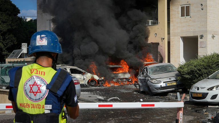 Autos brennen, nachdem eine aus dem Gazastreifen abgefeuerte Rakete einen Parkplatz und ein Wohnhaus getroffen hat. (Foto: dpa Bildfunk, picture alliance/dpa/AP | Tsafrir Abayov)