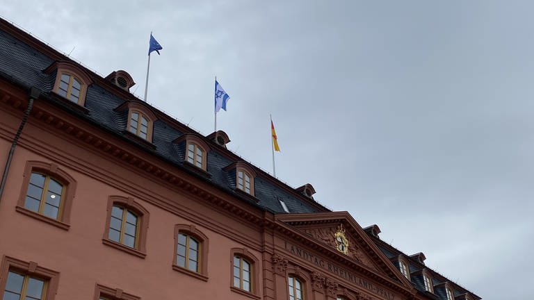 Israelische Flagge weht über dem Mainzer Landtag