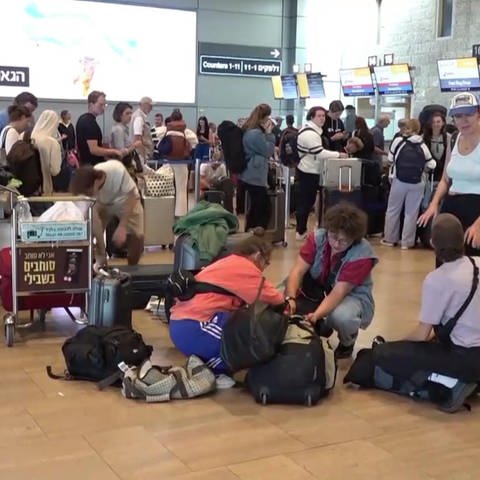 Menschen am Flughafen