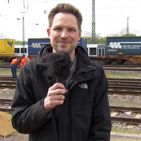 SWR-Reporter Christian Bongers berichtet von der Bergung der beiden Züge, die in Worms kollodiert sind. (Foto: SWR)