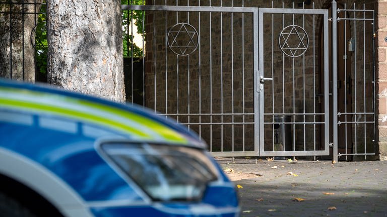 Aus Sorge vor Antisemitismus in Deutschland: Ein Polizeifahrzeug steht vor der Synagoge in Trier.
