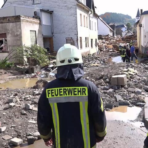Feuerwehrmänner nach der Flutkatastrophe
