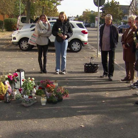 Angehörige leben in Oggersheim Blumen nieder (Foto: SWR)