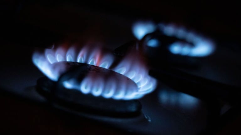 Zwei Flammen eines Gasherds brennen in der Dunkelheit: Jeder Haushalt soll Gas sparen, fordert die rheinland-pfälzische Ministerpräsidentin Malu Dreyer (SPD).