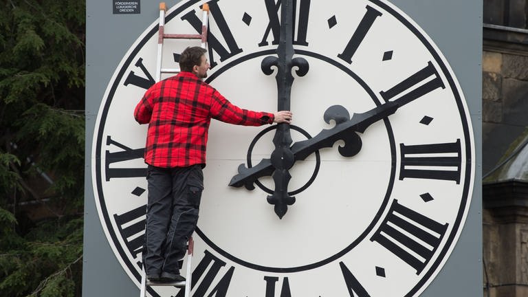 Zweimal im Jahr werden in der EU die Uhren umgestellt. Daran wird sich so schnell wohl auch nichts ändern. (Foto: dpa Bildfunk, picture alliance/dpa | Sebastian Kahnert)