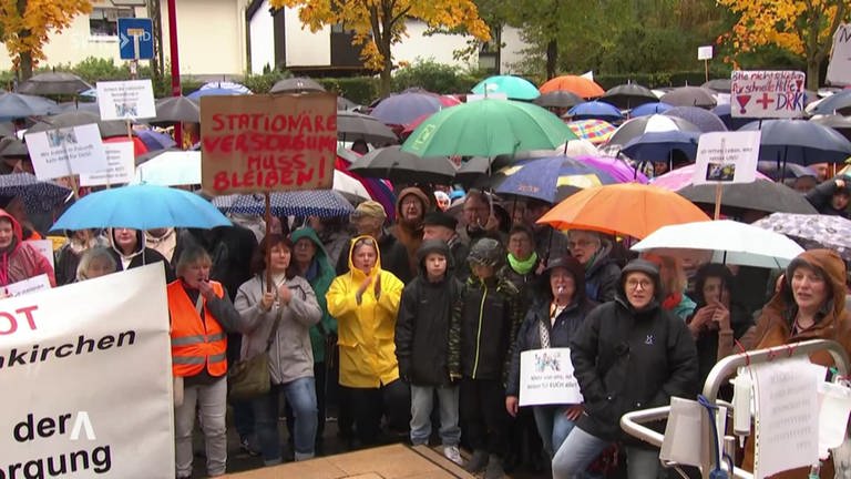 Streikende für den Erhalt der Klinik Altenkirchen (Foto: SWR)