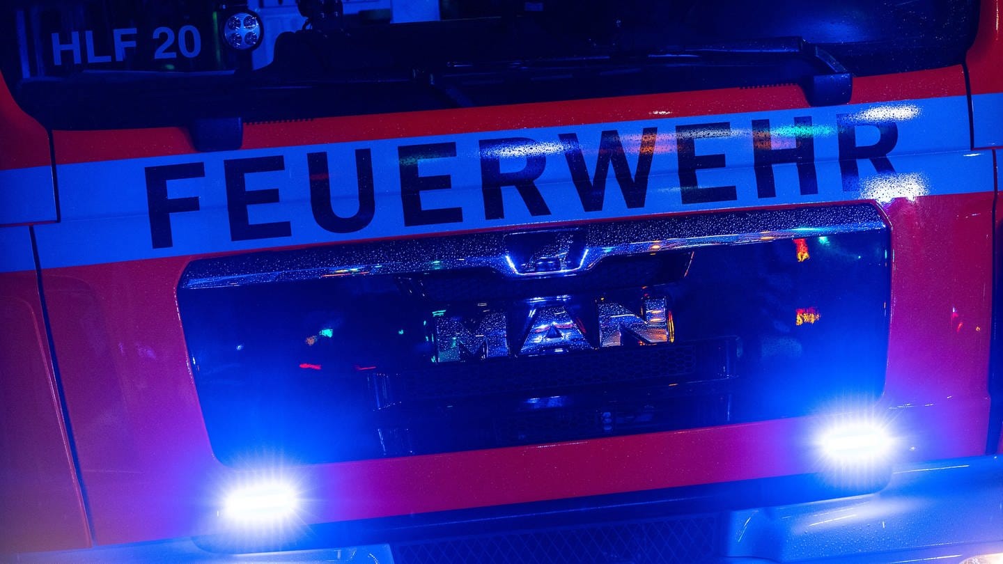 Blaulicht: Feuerwehrwagen im Einsatz. (Foto: dpa Bildfunk, picture alliance / Eibner-Pressefoto | Eibner-Pressefoto/Dimitri Drofit)