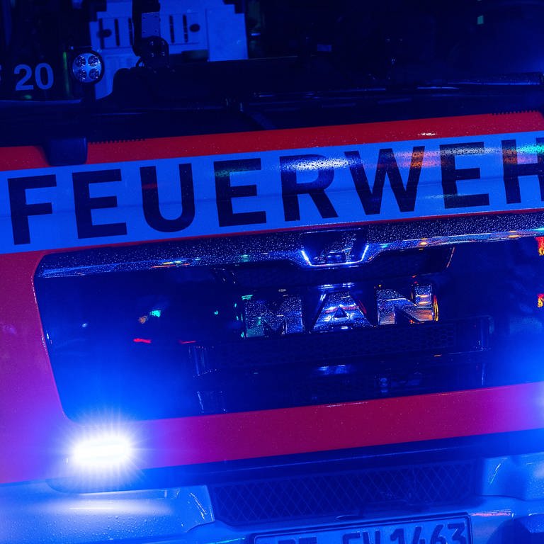 Blaulicht: Feuerwehrwagen im Einsatz.