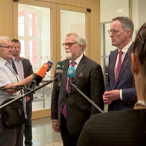 Justizminister Herbert Mertin (FDP) und Innenminister Ebling (SPD) beantworten Fragen von Journalisten. (Foto: SWR)