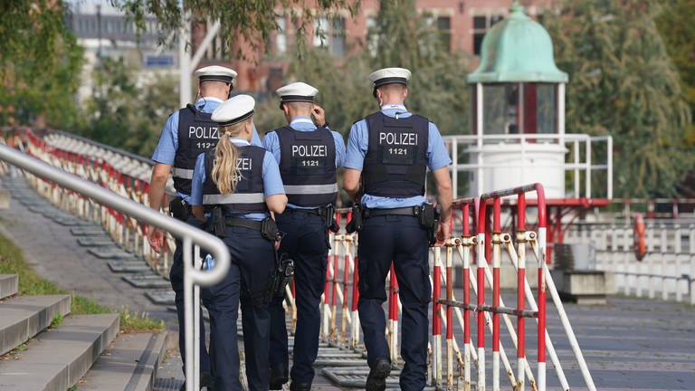30 Polizisten haben in diesem Jahr in Rheinland-Pfalz freiwillig den Dienst verlassen und gekündigt (Stand: 30. September 2023). Das sind deutlich mehr als die rund 20 Beamten, die laut Innenministerium durchschnittlich im Jahr die Polizei verlassen. 