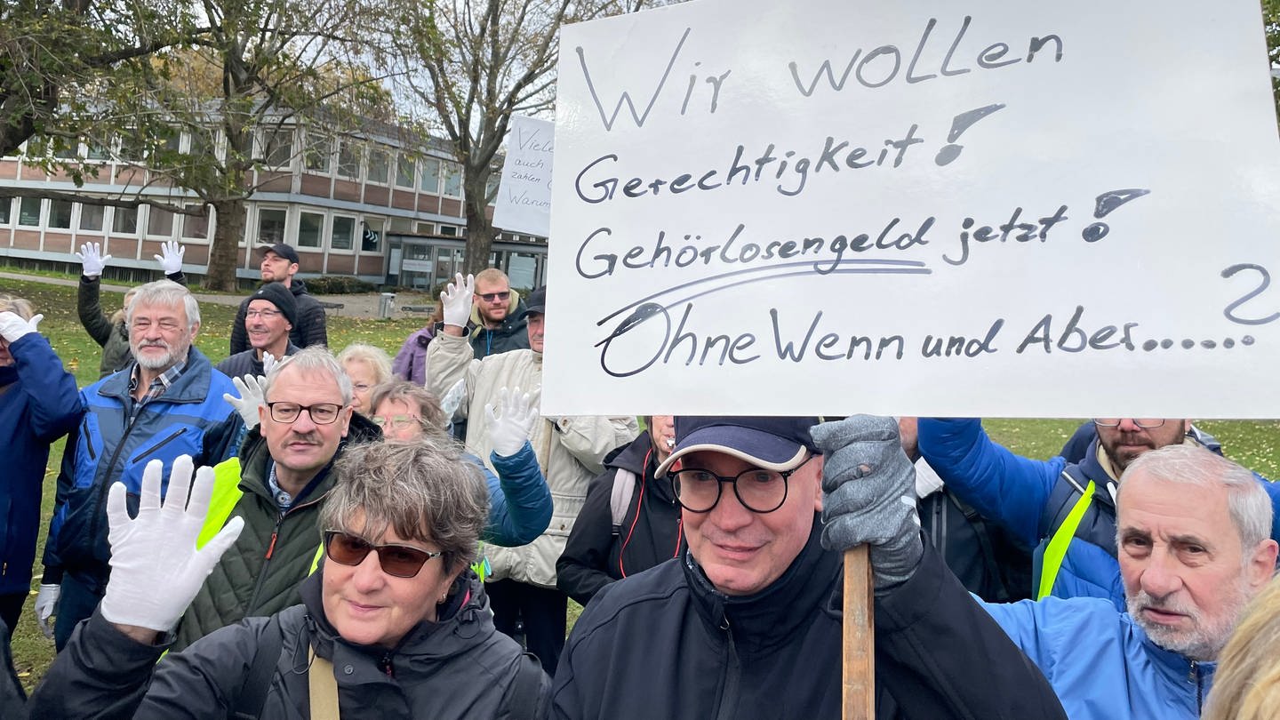 Gehörlose fordern ein Gehörlosengeld in Rheinland-Pfalz und demonstrieren vor dem Landtag in Mainz (Foto: SWR)