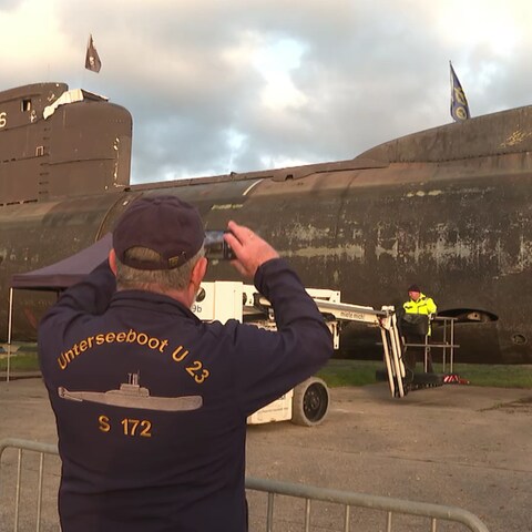 Mann macht Foto von U-Boot