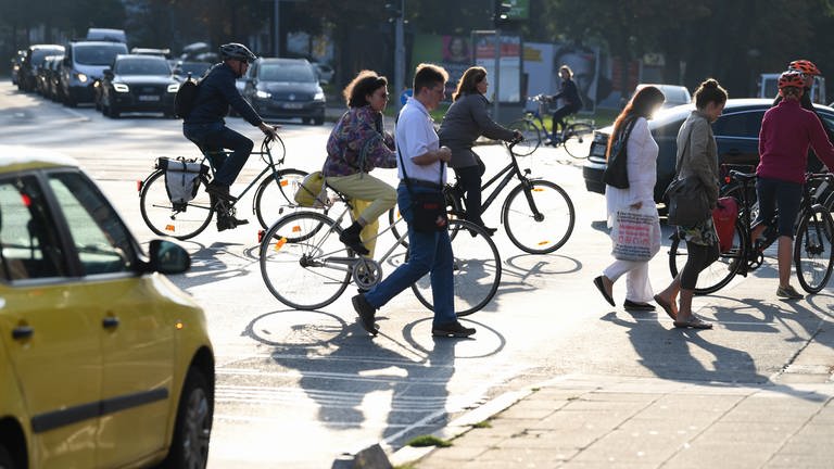 Radfahrer und Fußgänger auf denselben Wegen - da ist die Gefahr von Unfällen groß